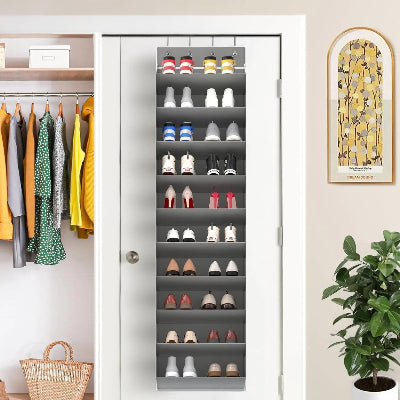 Système rangement chaussure gris suspendu sur porte blanche
