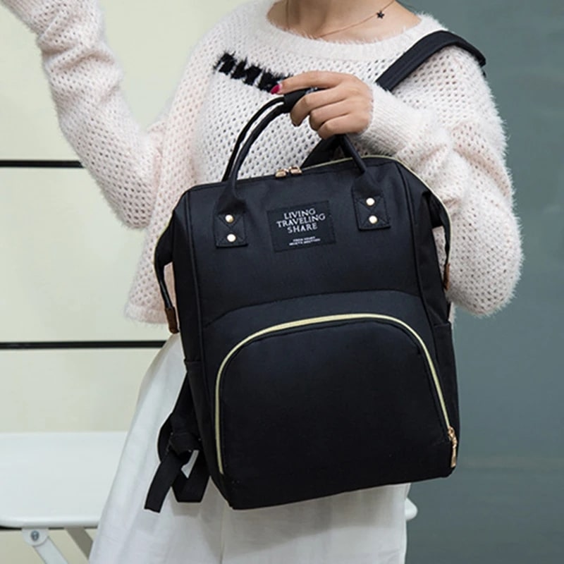 Sac-à-dos-à-langer-nori-rangement-innovant-noir-porté-à-la-main
