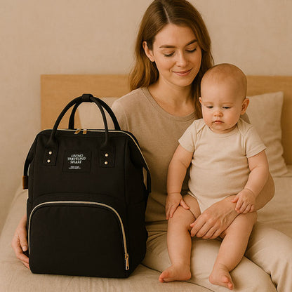 Sac-à-dos-à-langer-nori-rangement-innovant-avec-maman-et-bébé-noir-assis-sur-le-lit