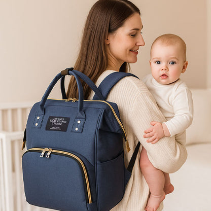 Sac-à-dos-à-langer-nori-rangement-innovant-avec-maman-et-bébé-bleu-marine-porté-sur-le-dos