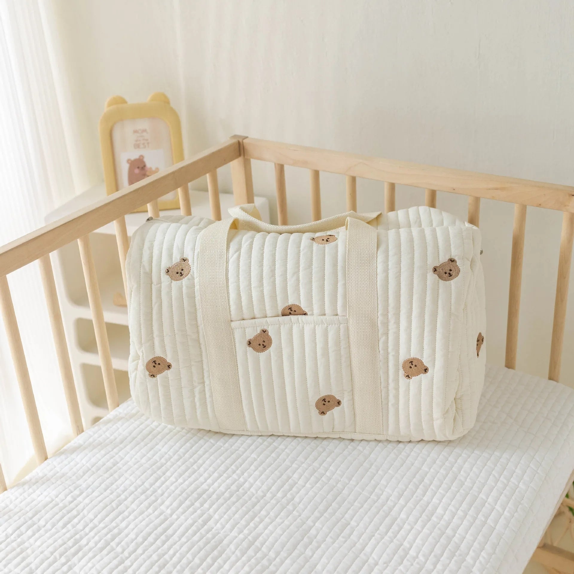 SAC-A-LANGER-BEBE-rangement-innovant-ourson-posé-sur-le-lit
