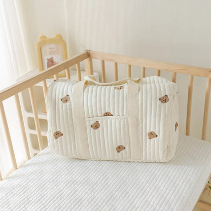 SAC-A-LANGER-BEBE-rangement-innovant-ourson-posé-sur-le-lit