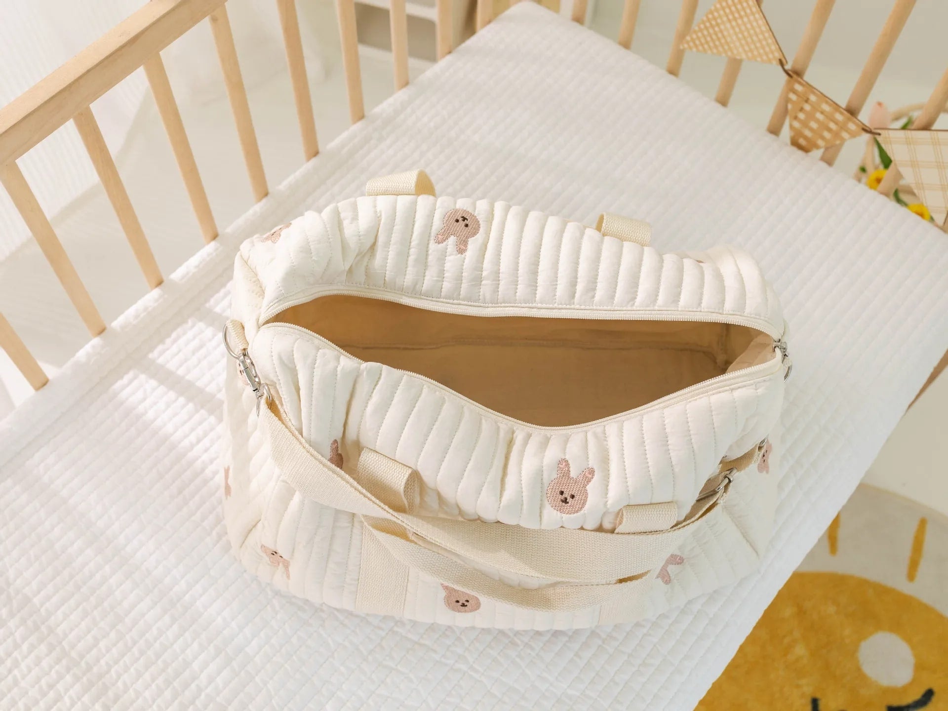 SAC-A-LANGER-BEBE-rangement-innovant-ourson-avec-compartiment-principal-central-ouvert