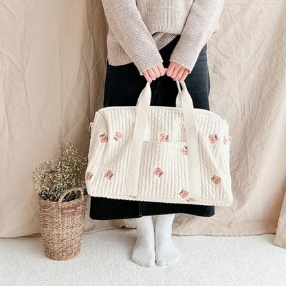 SAC-A-LANGER-BEBE-rangement-innovant-ourson-porté-par-ses-poignées