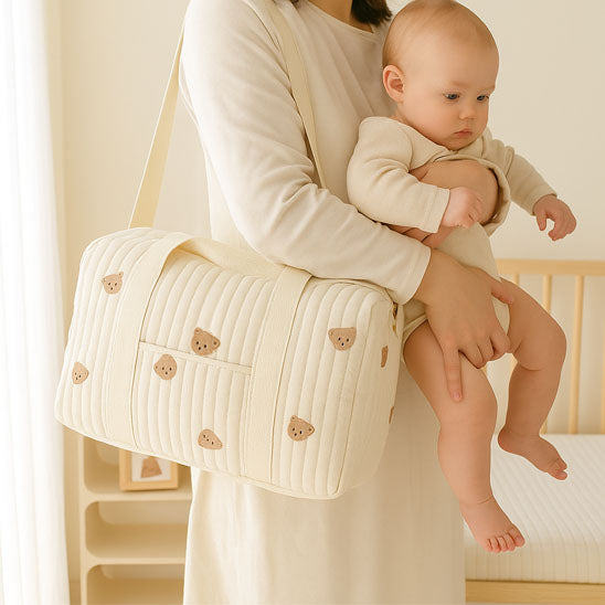 SAC-A-LANGER-BEBE-rangement-innovant-ourson-porté-sur-épaule