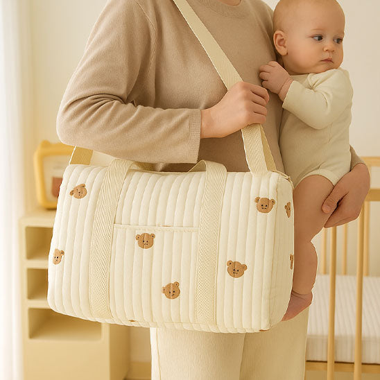 SAC-A-LANGER-BEBE-rangement-innovant-ourson-porté-sur-épaule-de-la-maman
