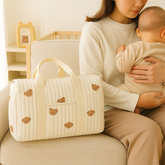 SAC-A-LANGER-BEBE-rangement-innovant-ourson-posé-sur-le-canapé