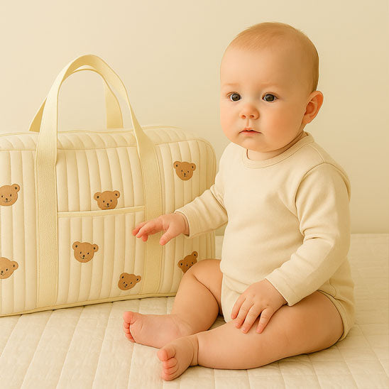 SAC-A-LANGER-BEBE-rangement-innovant-ourson-posé-sur-le-canapé-avec-le-bébé