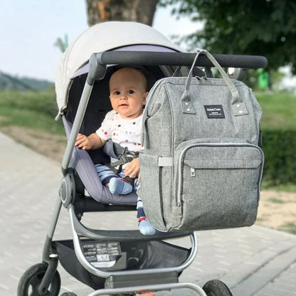 Sac-de-voyage-a-linger-rangement-innovant-bébé-souriant