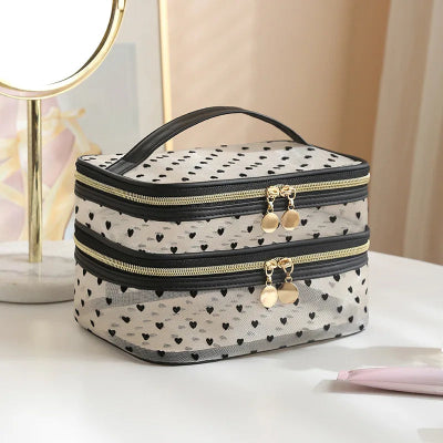 Trousse de toilette femme pratique  Élégante Compacte jaune posée sur table blanche