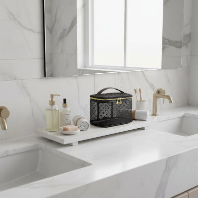 Trousse de toilette femme pratique  Élégante Voyage noir posée côté lavabo dans salle de bain luxueuse