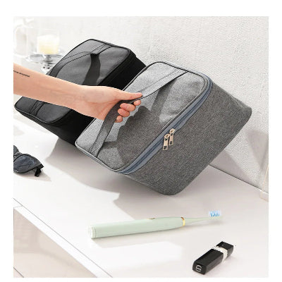 Trousse de toilette homme  Voyage Élégant gris noir posées sur planche blanche