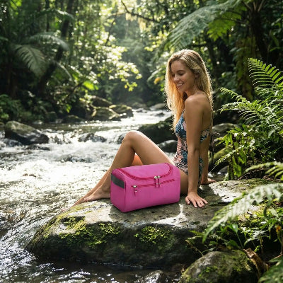 Trousse de toilette avec crochet  Voyage Compact placée au bord rivière