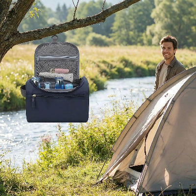 Trousse de toilette avec crochet  Voyage Compact accrochée sur banche arbre