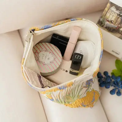 Trousse de toilette femme Florale modèle un ouverte remplie produits toilette