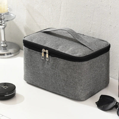 Trousse de toilette homme  Voyage Élégant gris posée sur table blanche
