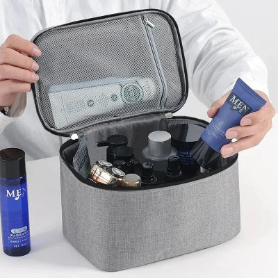 Trousse de toilette homme  Voyage Élégant gris ouverte remplie produits de toilette