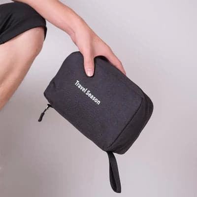 Trousse de toilette suspendue Pratique Pliable noir fermée tenue par main