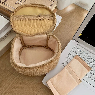 Trousse maquillage  Élégance Nomade ouverte posée sur le sol avec ordinateur
