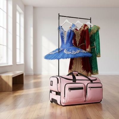 la valise avec penderie rose ayant des costumes de scène suspendus sur son portant de vêtements