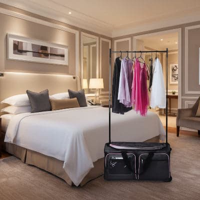 Valise penderie artistes pro noir ouverte portant des vêtements