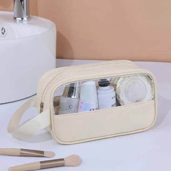 Trousse de toilette - Transparente Voyage - beige - fermée à côté du lavabo - Rangement innovant