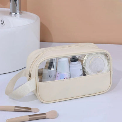 Trousse de toilette - Transparente Voyage - beige - fermée à côté du lavabo - Rangement innovant