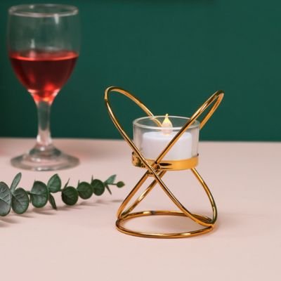 Bougeoir design une bougie allumée posé sur table
