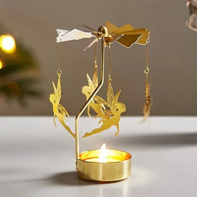 Bougeoir doré elf bougie allumée posé sur table