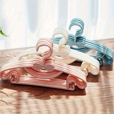 Cintre enfant plusieurs couleurs posés sur table