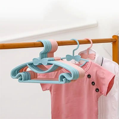 Cintre enfant plusieurs couleurs suspendus sur barre horizontale