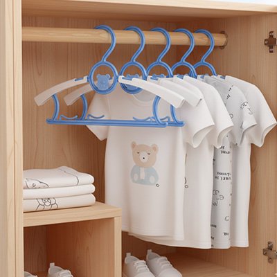 Cintre enfant plusieurs suspendus dans dressing