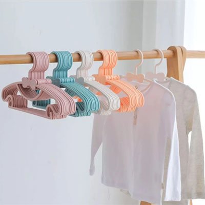Cintre enfant plusieurs suspendus par groupes de couleur 