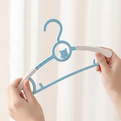 Cintre enfant tenu par deux mains flexible