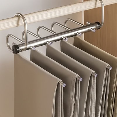Cintre pantalon​ portant cinq pantalons