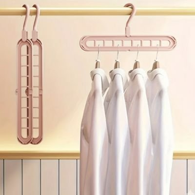 Cintre vêtements blancs suspendus horizontalement