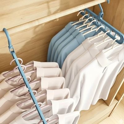 Cintre vêtements blans bleus suspendus horizontalement