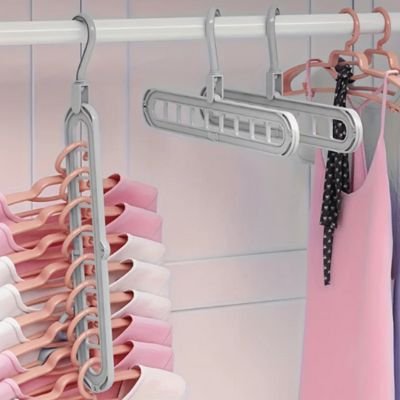 Cintre vêtements roses suspendus verticalement