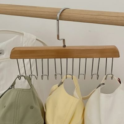 Cintres bois clair casquettes suspendues