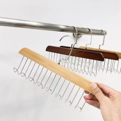 Cintres bois foncé vintage suspendus