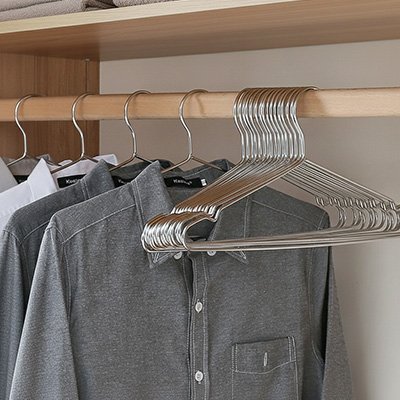 Cintre​s suspendus sur barre horizontale meuble vêtements