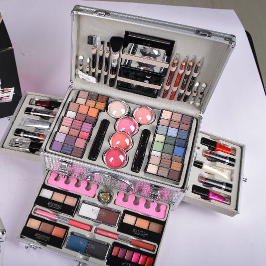 coffret maquillage premium argenté ouvert complétement rempli produits cosmétiques
