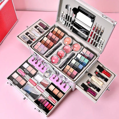 coffret maquillage premium argenté ouvert posé sur bureau rose