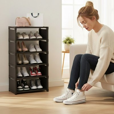 Etagere a chaussure noir sept niveaux à côté jeune femme
