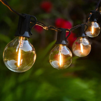 Guirlande solaire allumée suspendue cour jardin