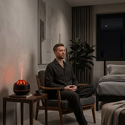 Humidificateur d air​ noir posé sur une table à côté un jeune homme élégant