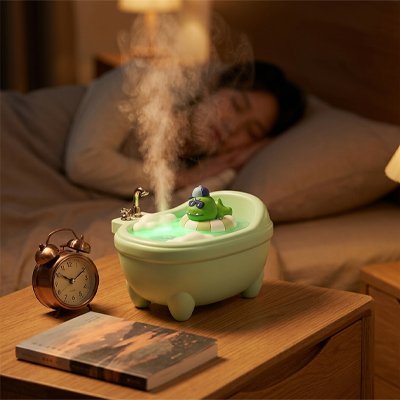 Humidificateur d air​ vert posé sur petite table jeune femme brune dormant dans son lit