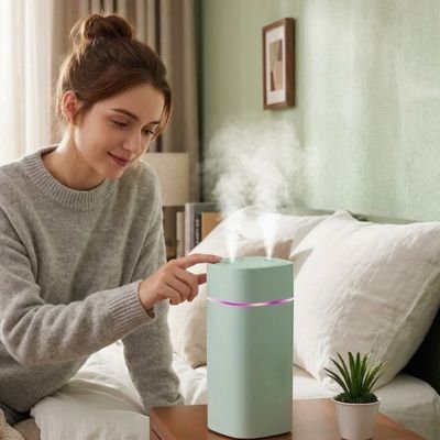 Humidificateur d'air maison bleu fonctionne devant une utilisatrice assise au bord du lit