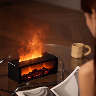 Humidificateur d'air noir posé sur la table à manger
