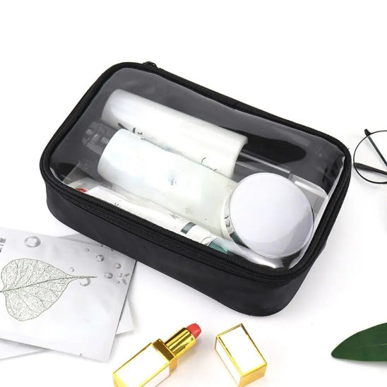Trousse de maquillage - Élégance Voyage - ouverte et posée sur bureau - rangement innovant